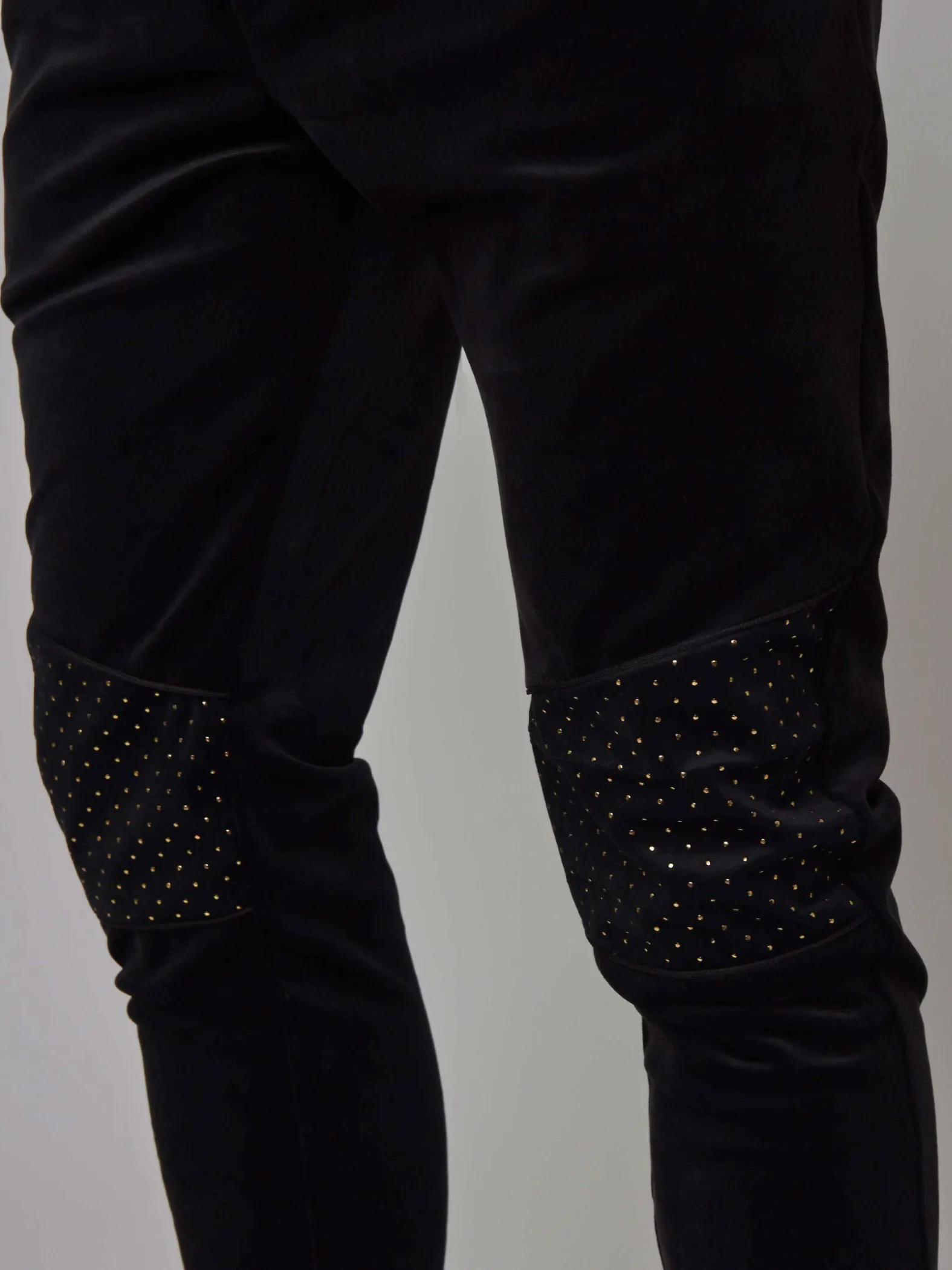 Pantalón jogging de terciopelo con canesú de tachuelas doradas