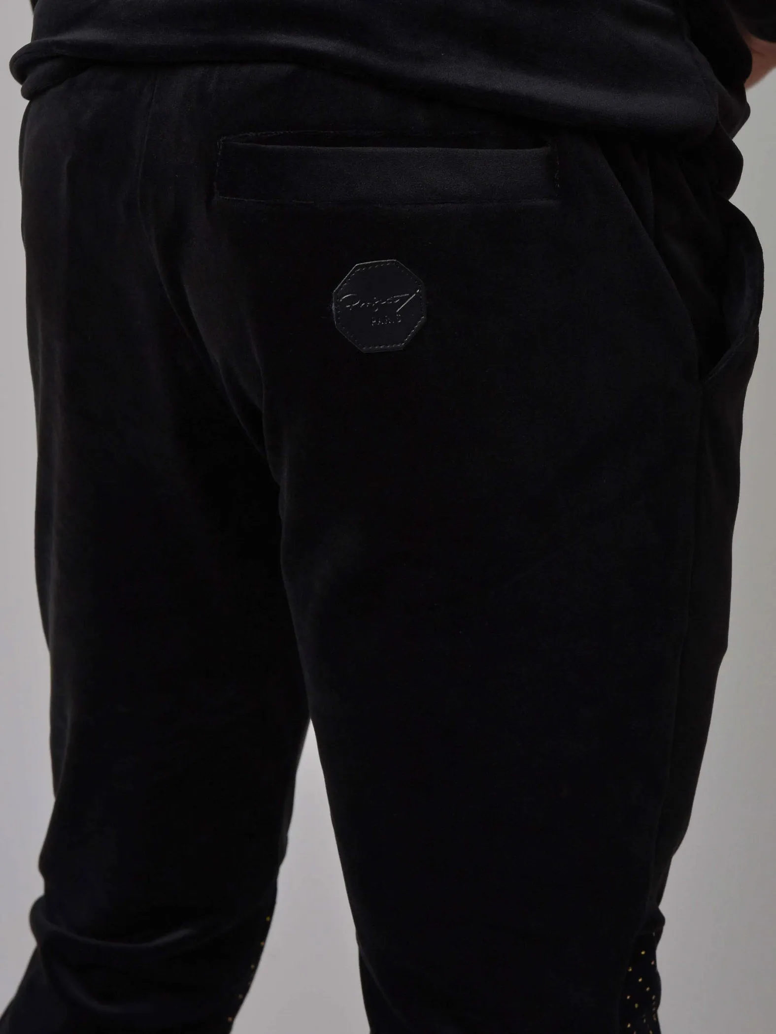 Pantalón jogging de terciopelo con canesú de tachuelas doradas