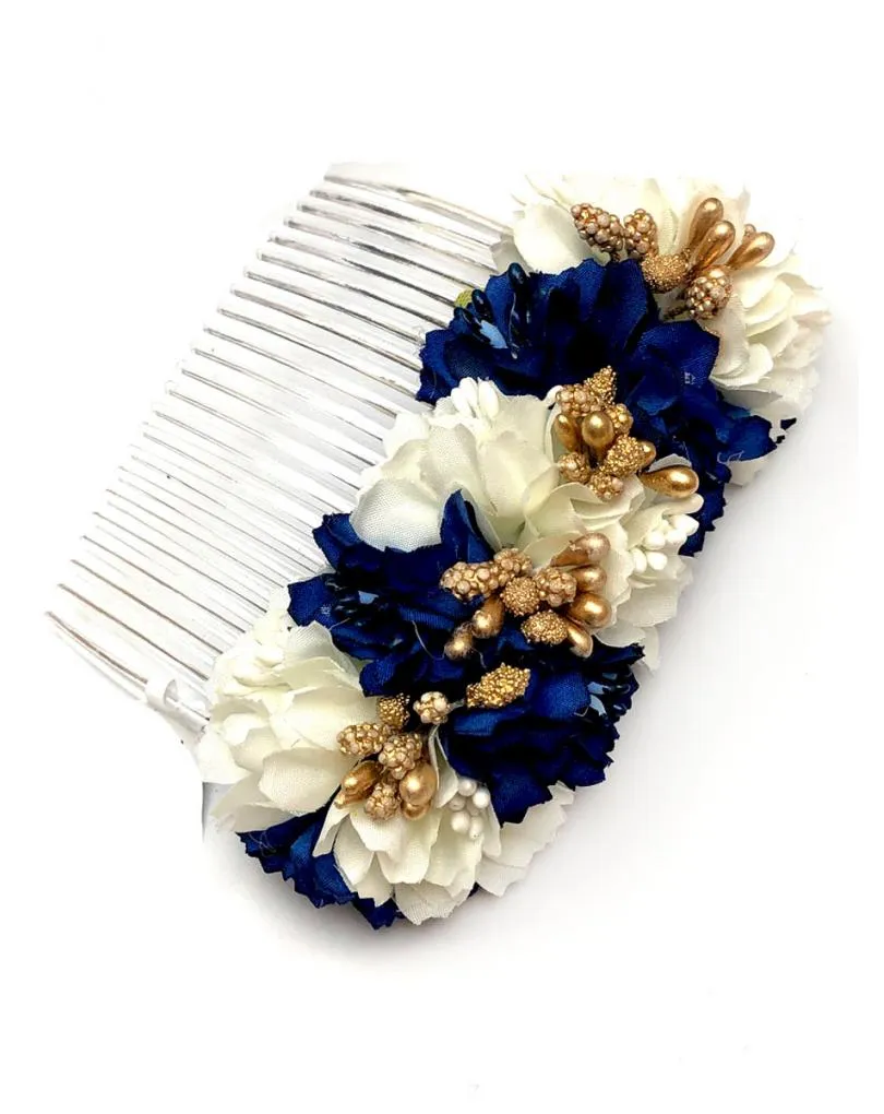 PEINAS BODA CON FLORES BLANCAS, AZULES Y DETALLES EN DORADO