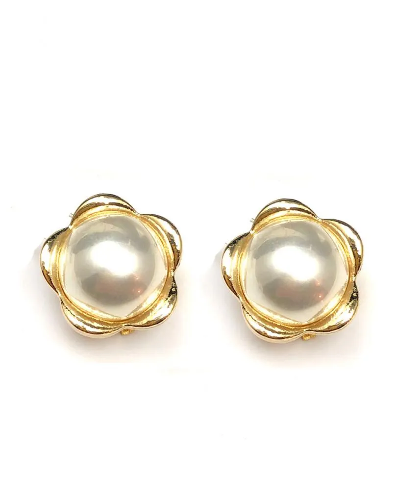 PENDIENTES DE CLIP Y PERLAS CON FAVORECEDOR DISEÑO DE FLOR