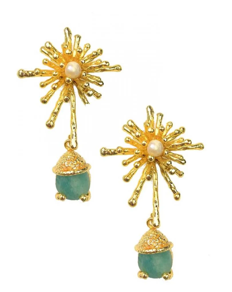 PENDIENTES DORADOS CON DISEÑO ESTRELLADO DE PERLA Y PIEDRA COLOR