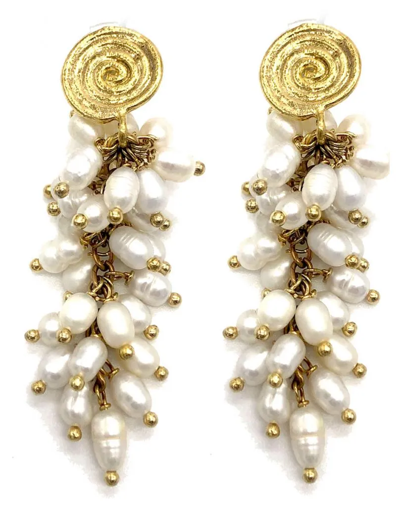 PENDIENTES LARGOS DE FIESTA CON CASCADA DE PERLAS  Y DETALLES EN ORO