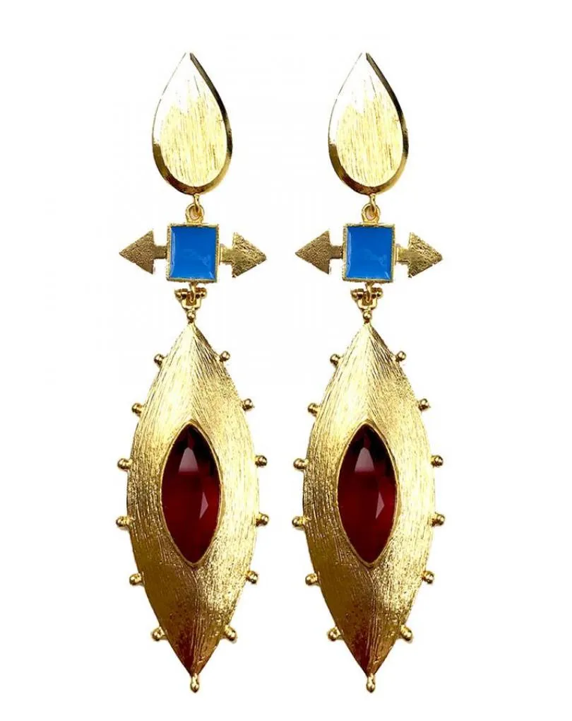 PENDIENTES LARGOS DORADOS Y GRANATES CON DISEÑO ACTUAL
