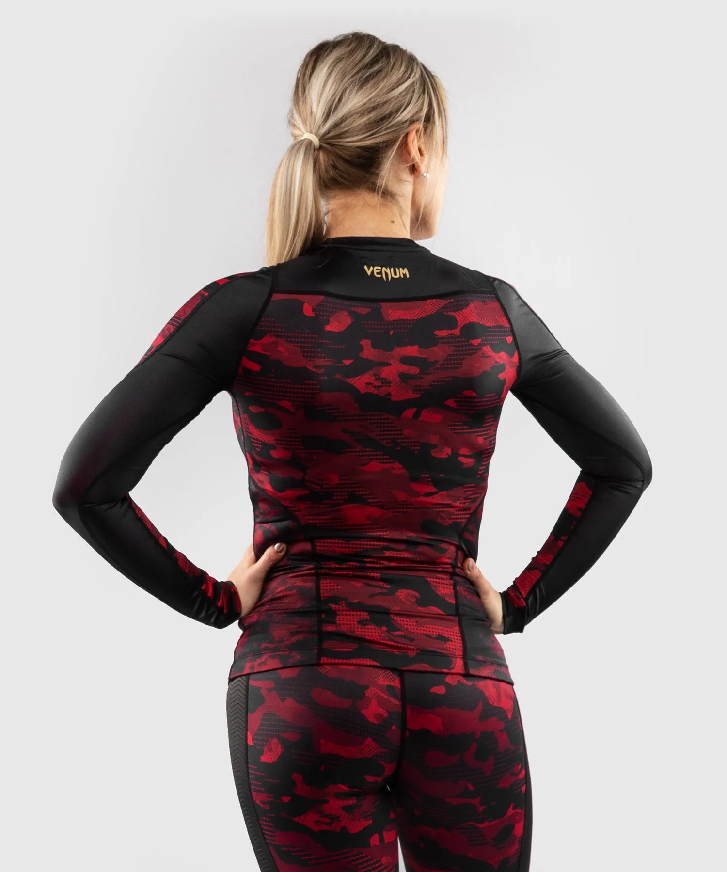 RASHGUARD VENUM DEFENDER  MANGA LARGA  PARA MUJER  NEGRO/ROJO