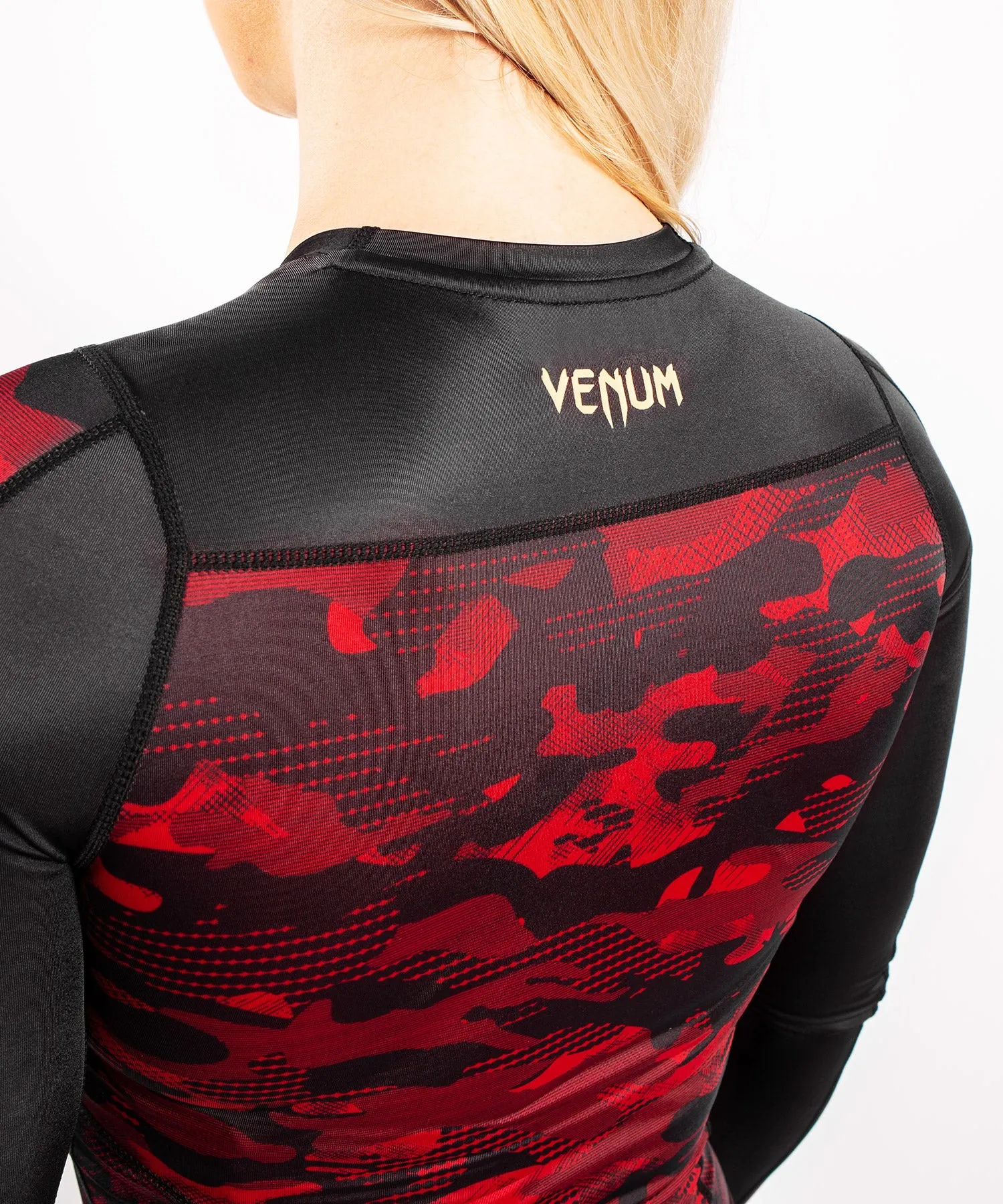 RASHGUARD VENUM DEFENDER  MANGA LARGA  PARA MUJER  NEGRO/ROJO