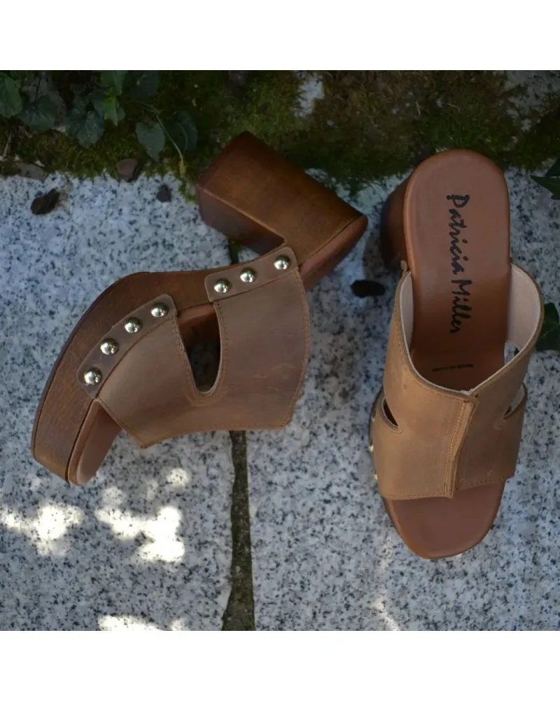 Sandalia con piso de madera  y tachuelas de piel CUERO PATRICIA MILLER 6252