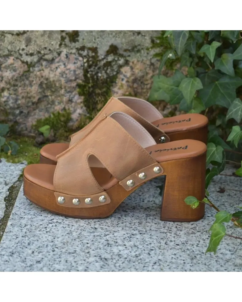 Sandalia con piso de madera  y tachuelas de piel CUERO PATRICIA MILLER 6252