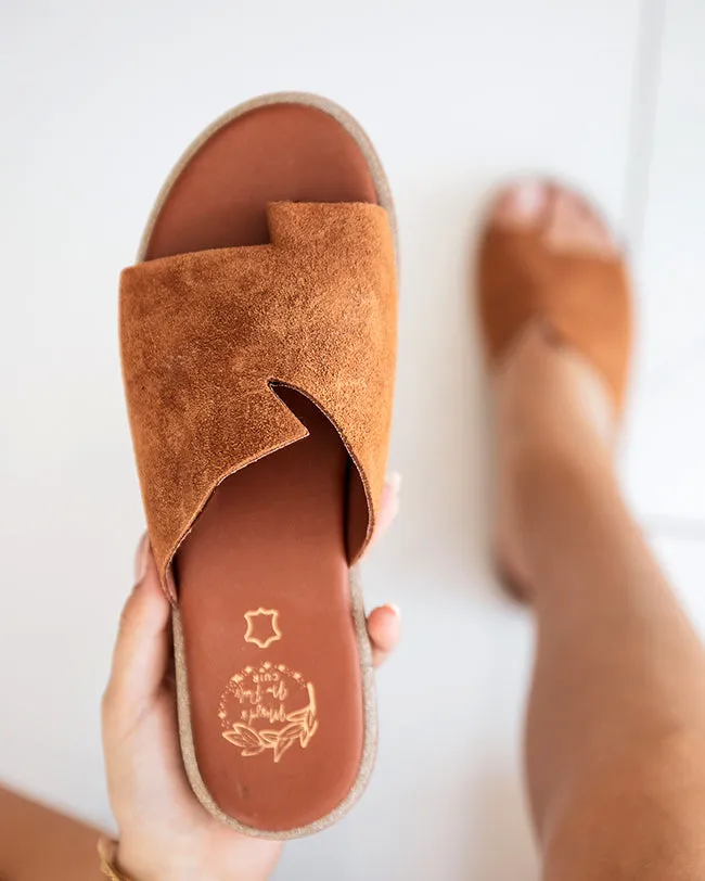 SANDALIA PLANA DE CUERO EN CAMEL PARA MUJER  MJNP101