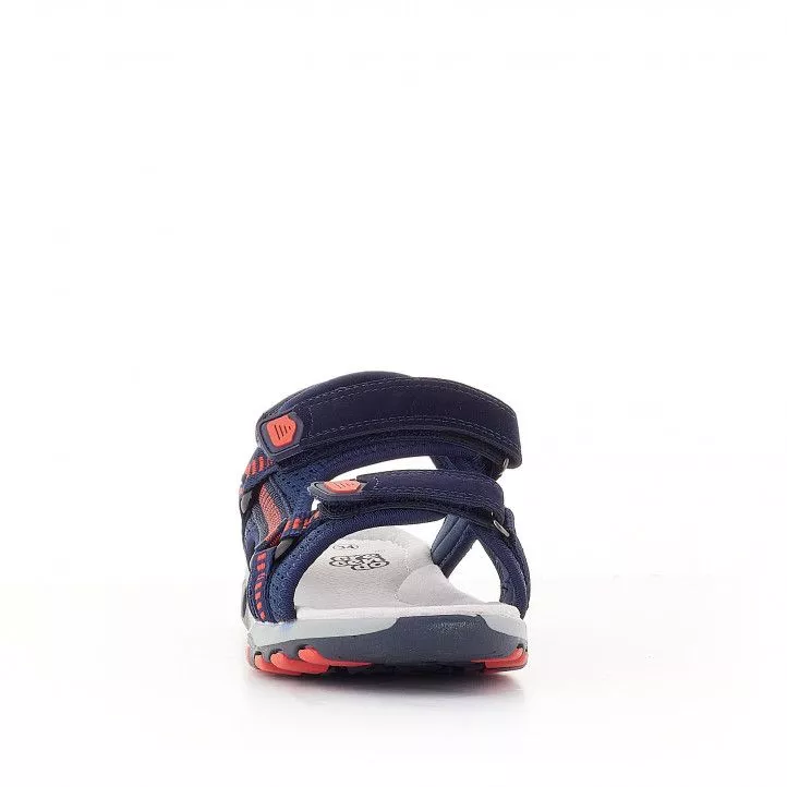 sandalias azules con detalles rojos