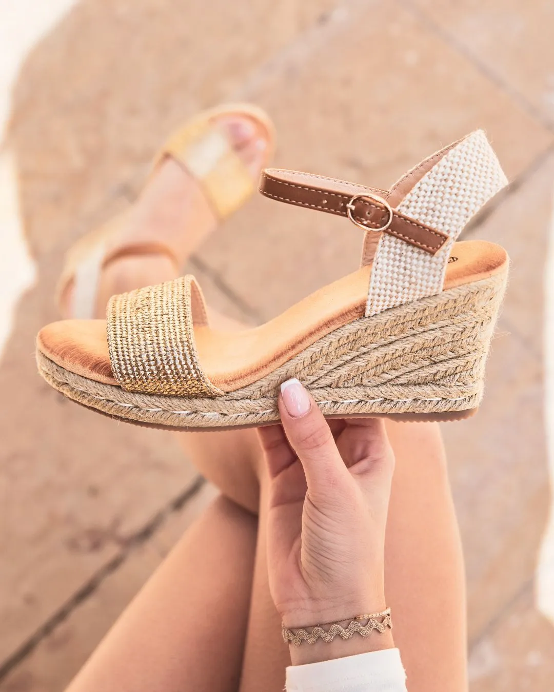 SANDALIAS DE CUñA DORADAS PARA MUJER  ETHEL
