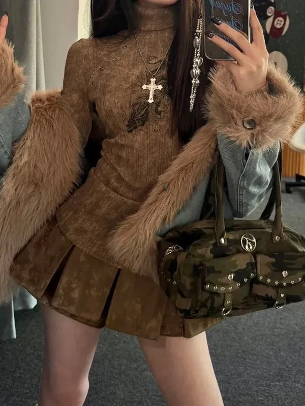 Tejido de manga larga con tachuelas y estampado de dragón tribal
