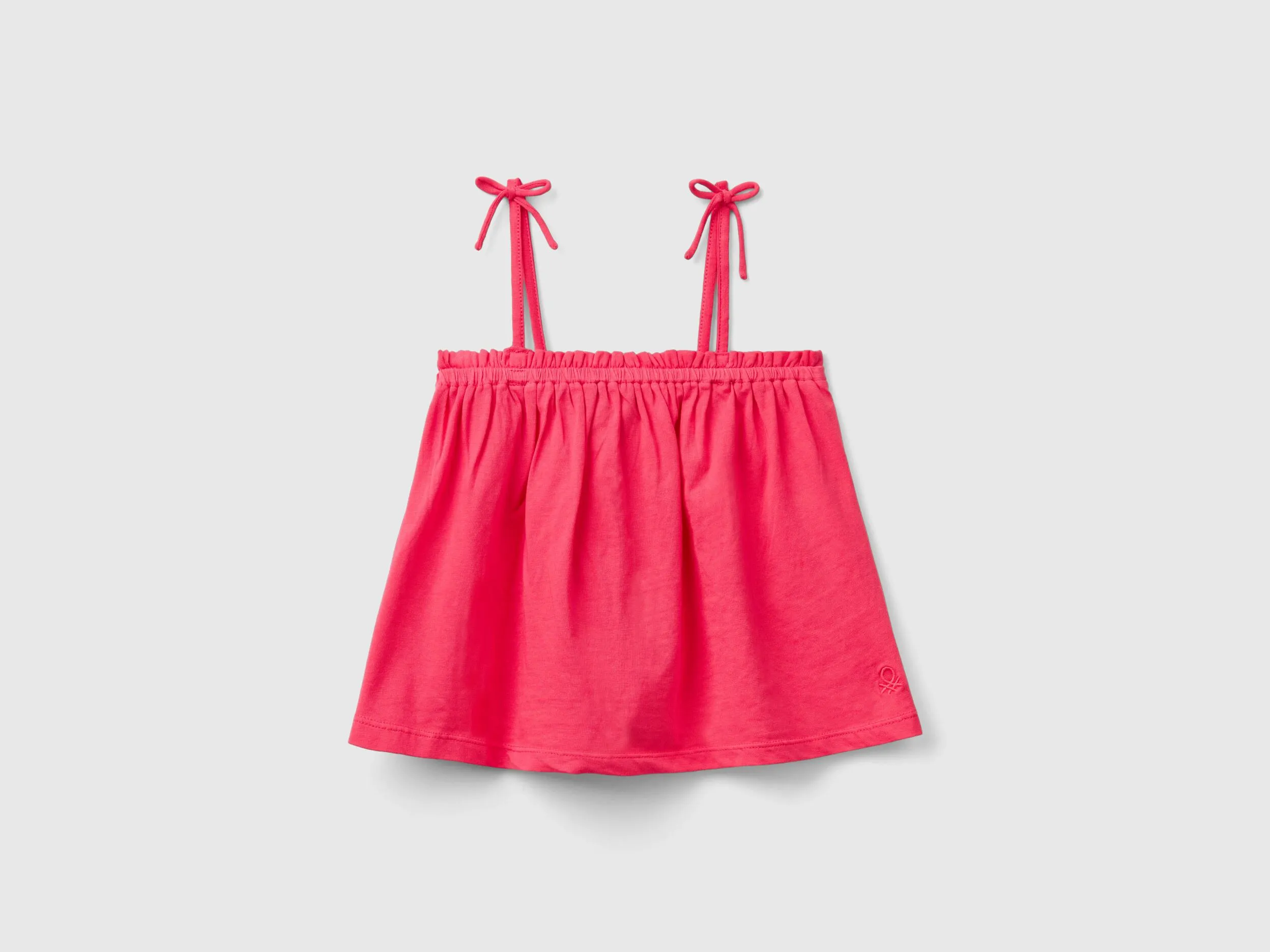 Top con detalles de encaje suizo