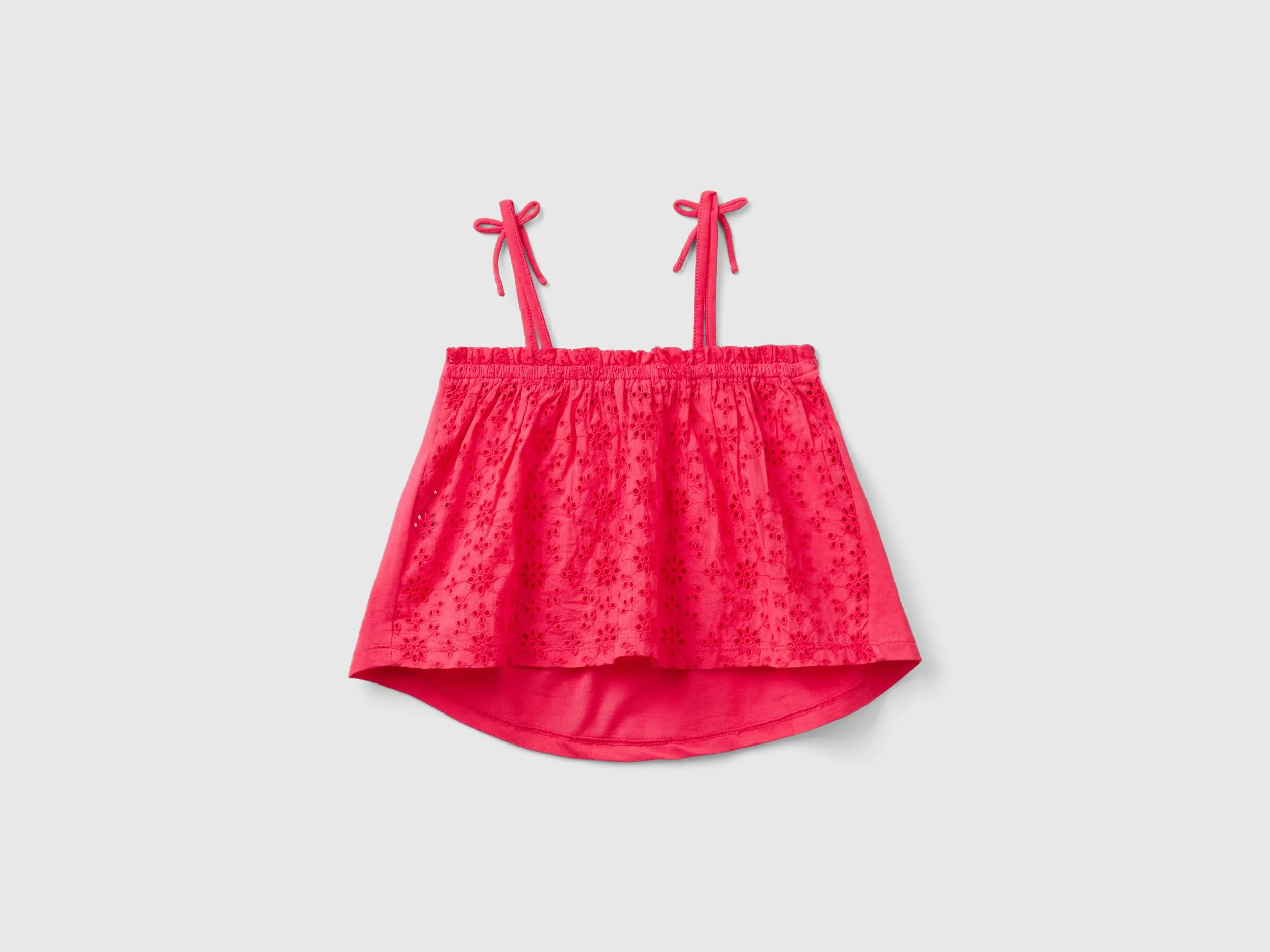 Top con detalles de encaje suizo