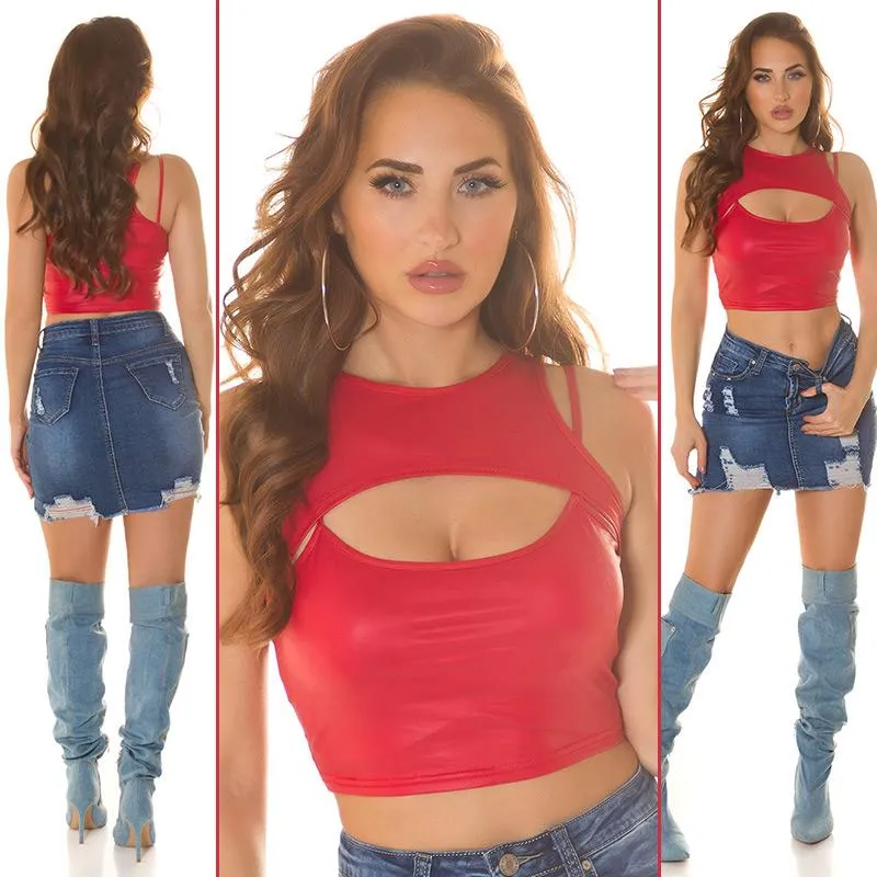 Top crop con recorte rojo polipiel
