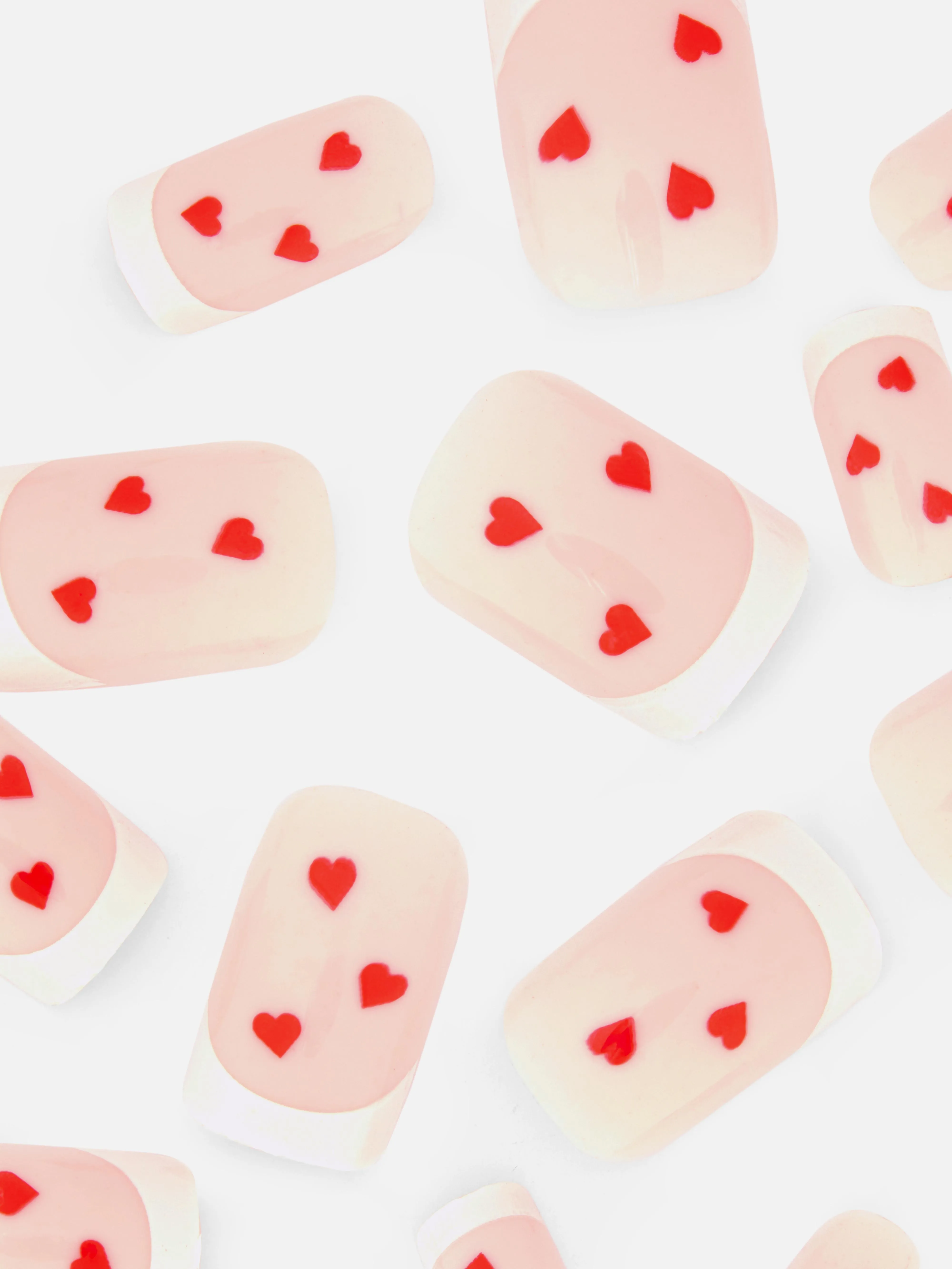 Uñas postizas con corazones y manicura francesa de PS...