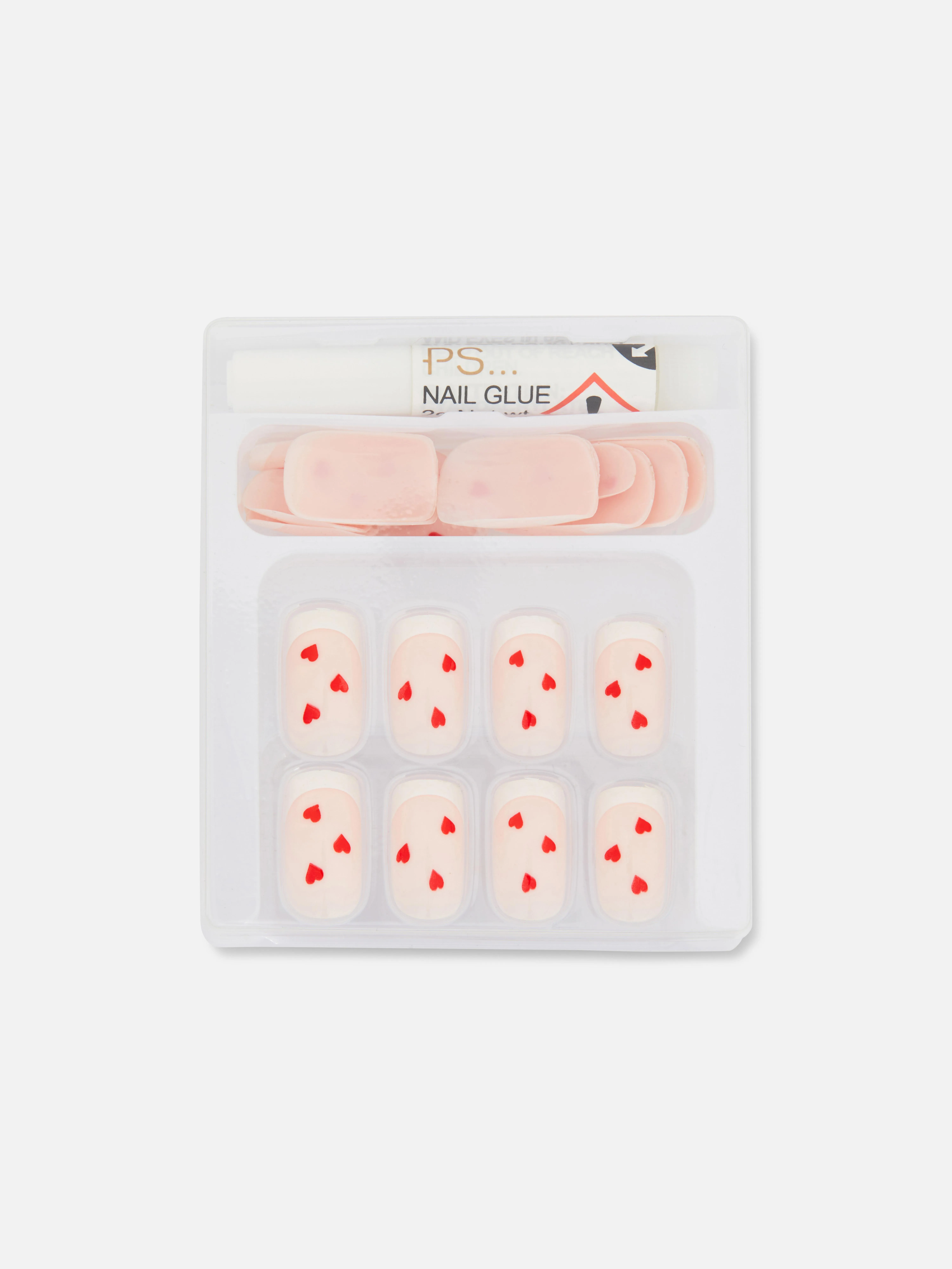 Uñas postizas con corazones y manicura francesa de PS...