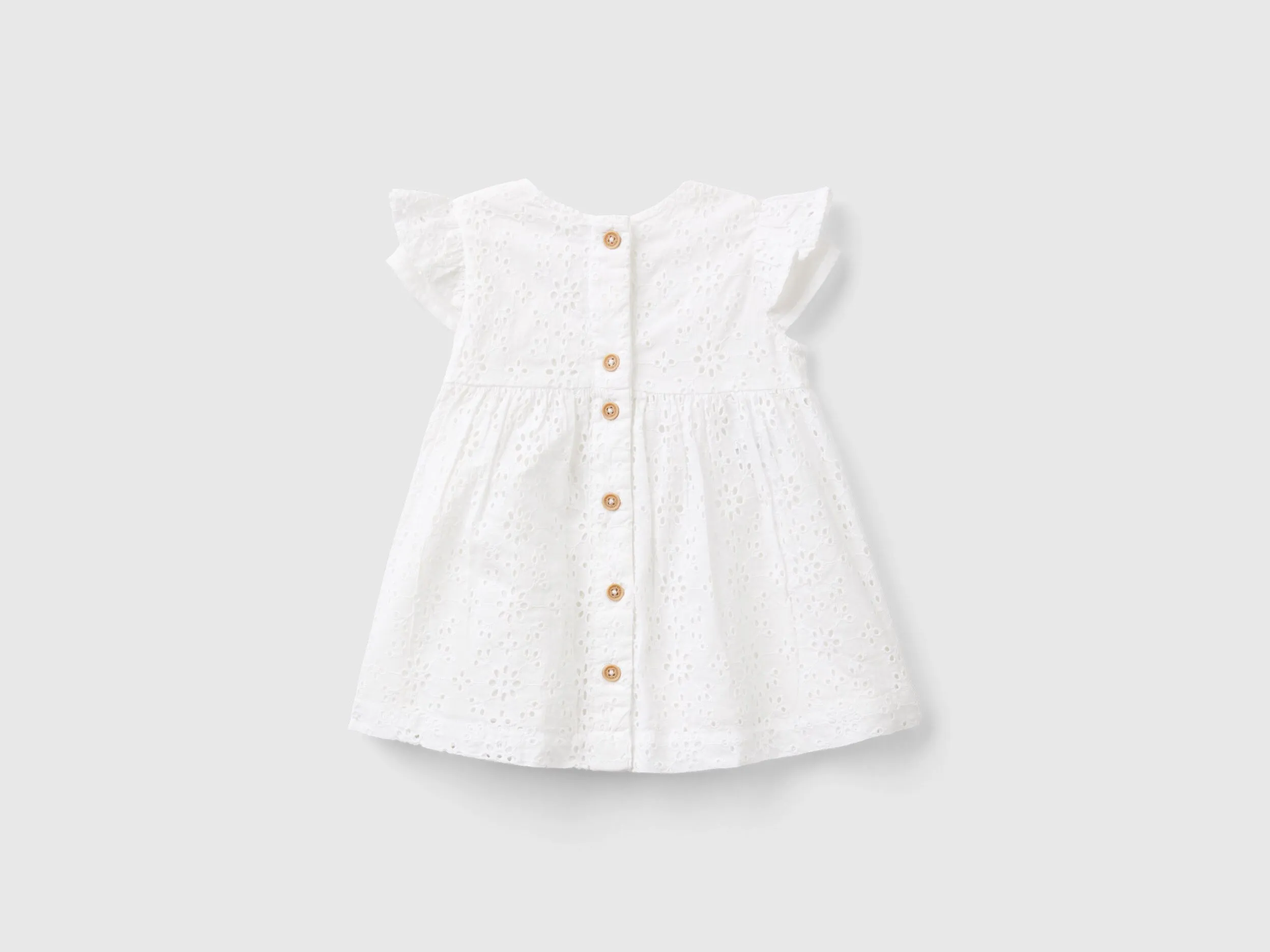 Vestido con bordados de encaje suizo