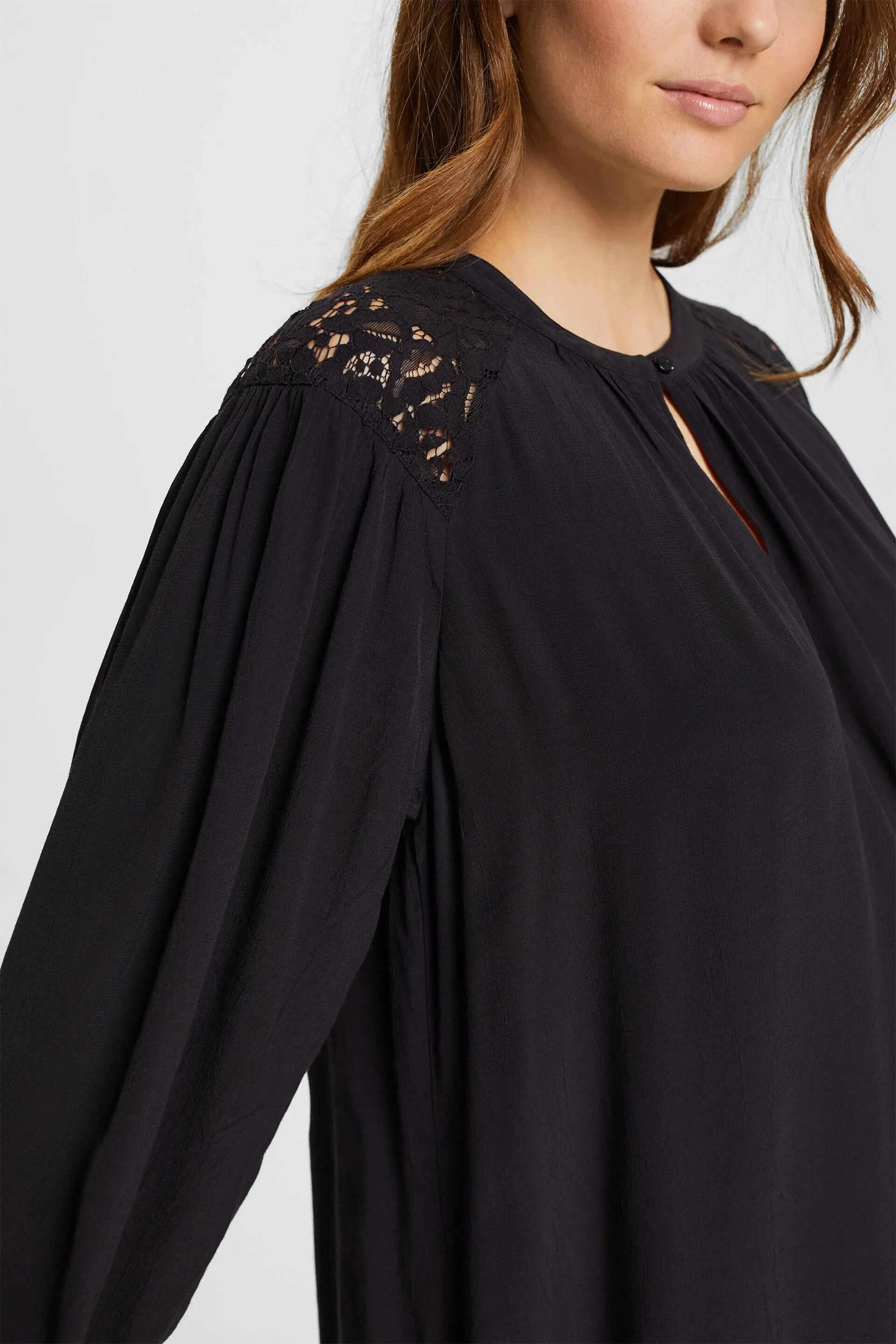Vestido con detalles de encaje