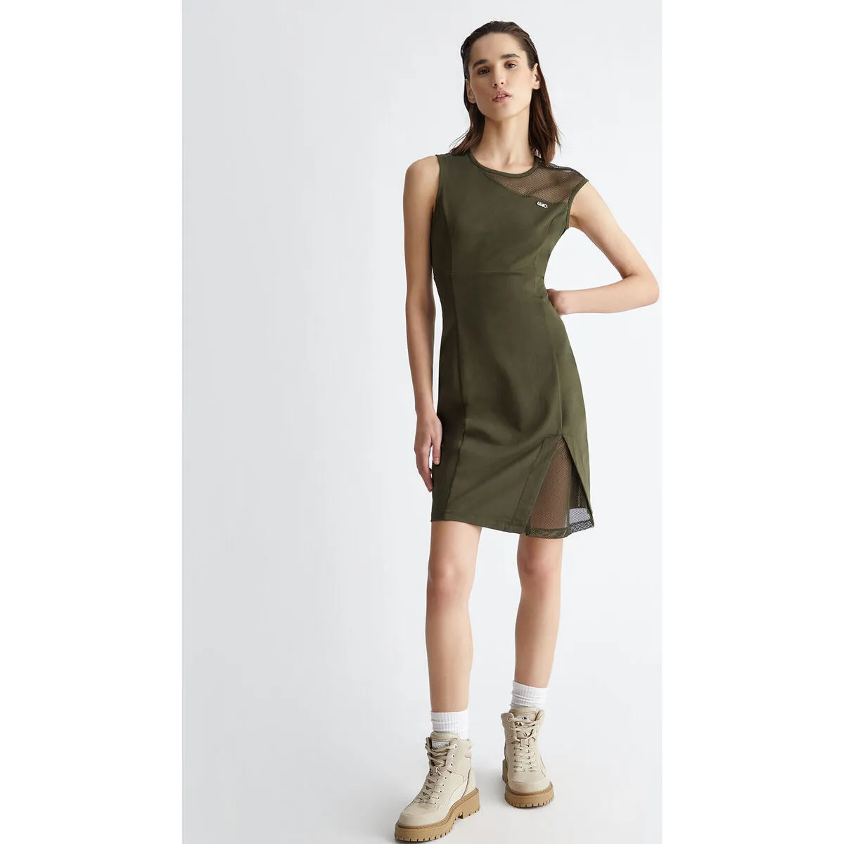 Vestido con detalles de malla