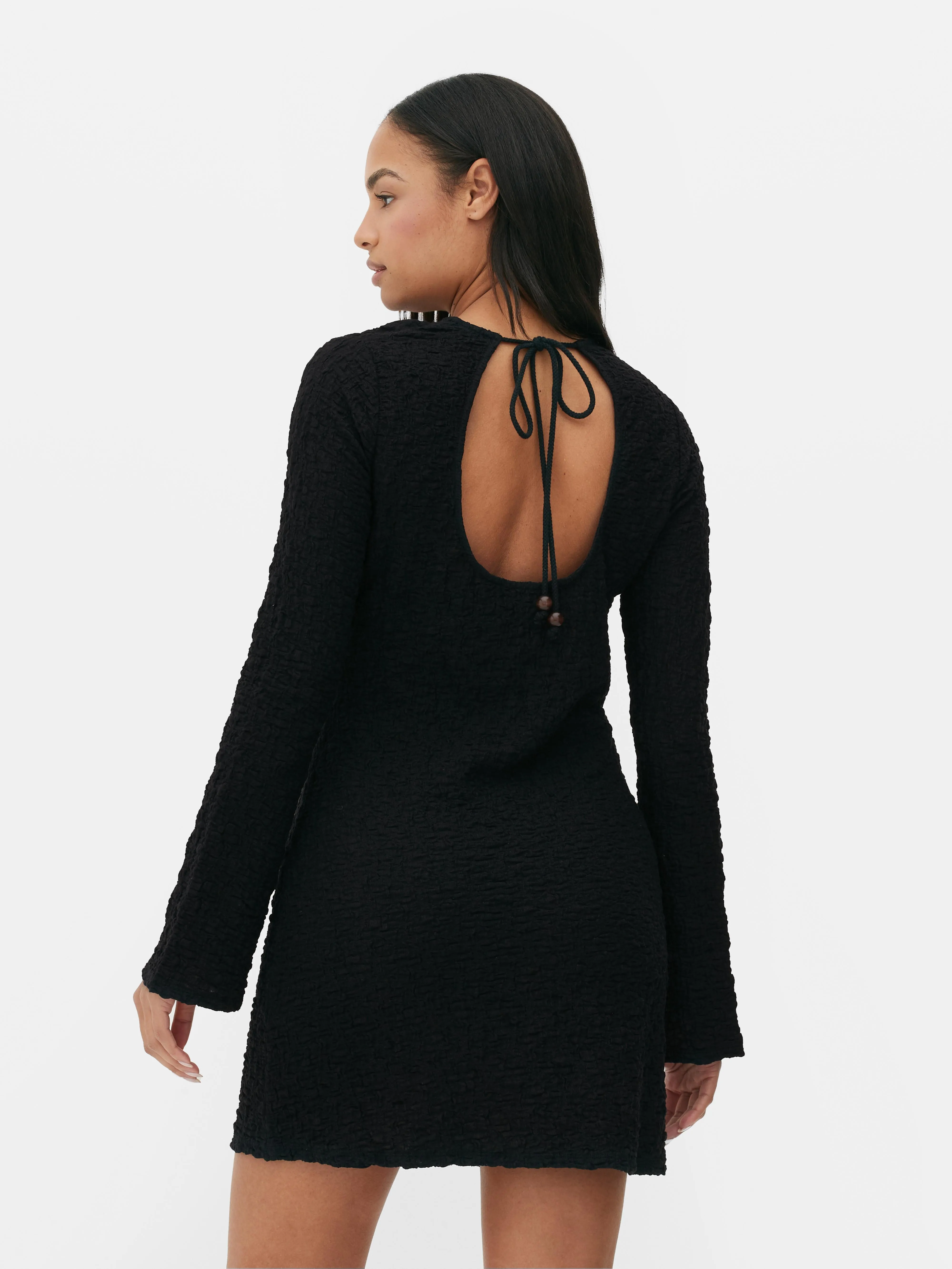 Vestido corto de manga larga con textura