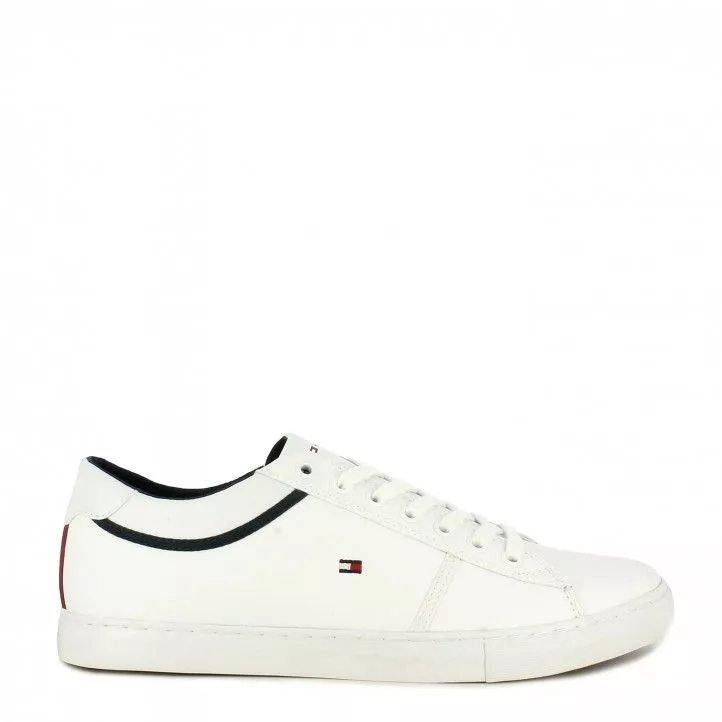 Zapatillas deportivas Tommy Hilfiger blancas con detalles en negro y cordones