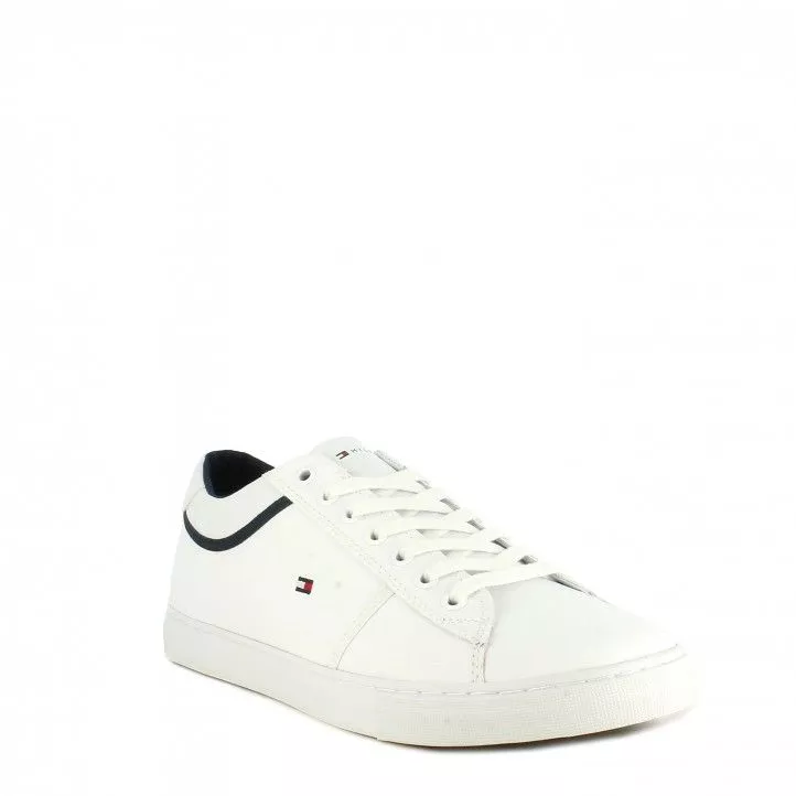 Zapatillas deportivas Tommy Hilfiger blancas con detalles en negro y cordones