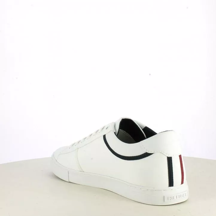 Zapatillas deportivas Tommy Hilfiger blancas con detalles en negro y cordones