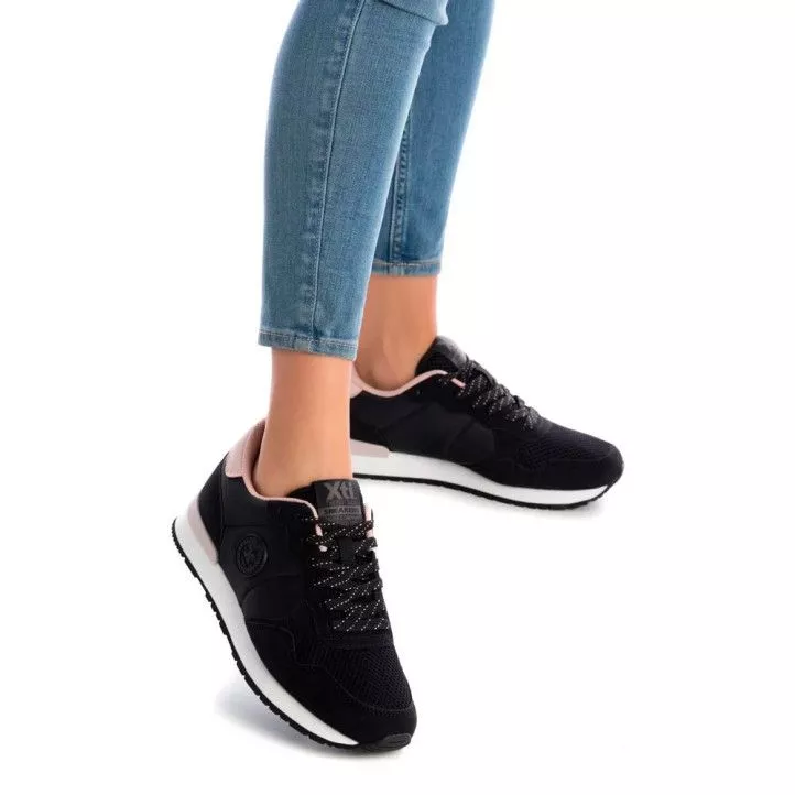 Zapatillas urban Xti 04365404 negros con detalles en rosa