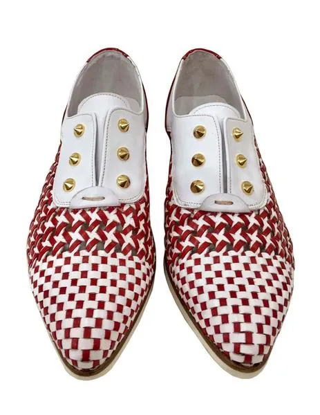 ZAPATO TRENZADO BICOLOR BLANCOROJO CON TACHUELAS
