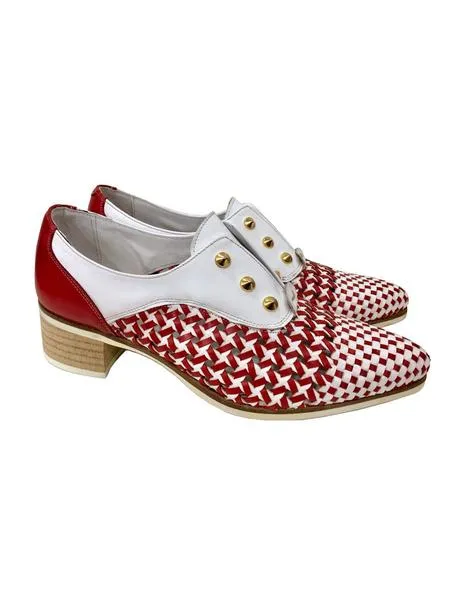 ZAPATO TRENZADO BICOLOR BLANCOROJO CON TACHUELAS