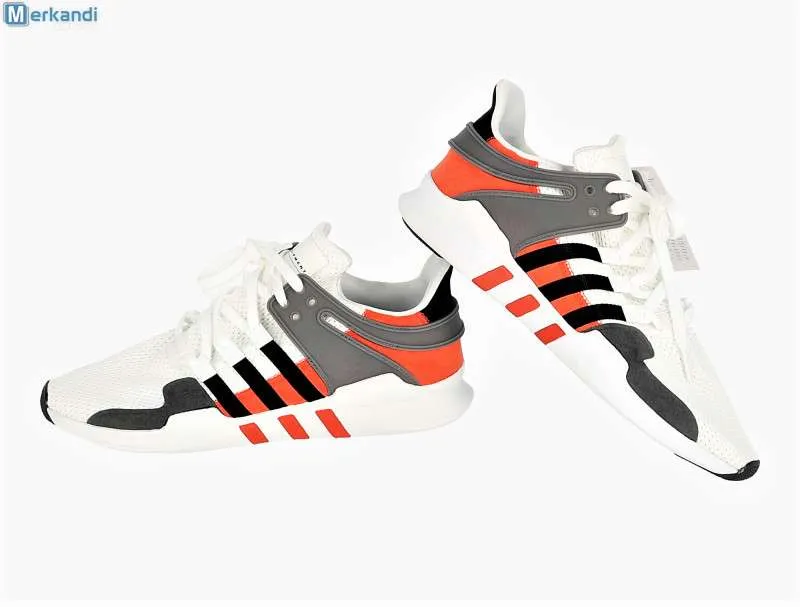 Zapatos de marca para mujer y hombre en tallas grandes Stock