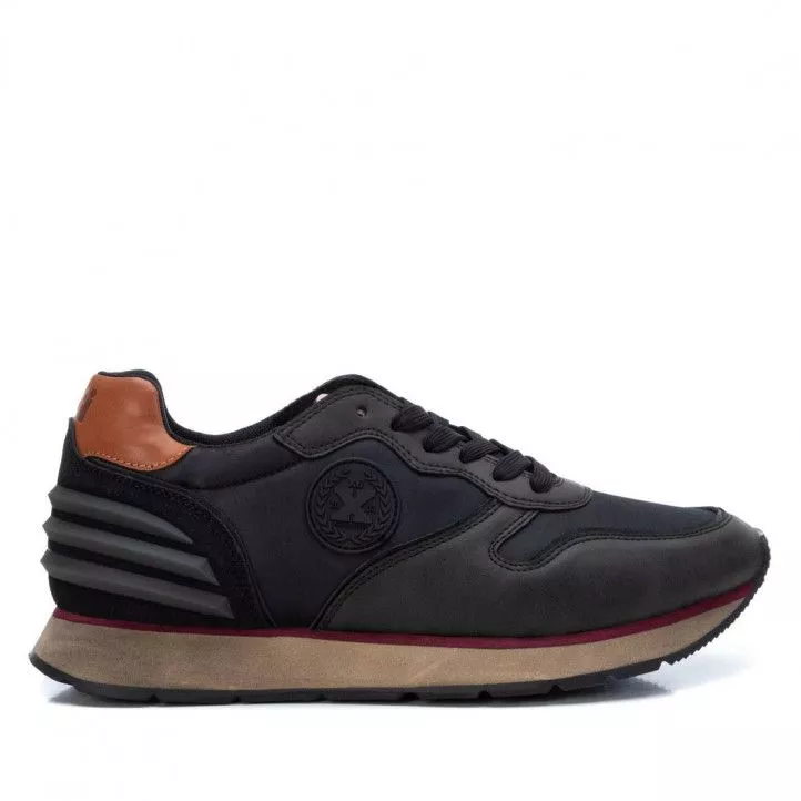 Zapatos sport Xti 043025 talón con textura y detalles marrones
