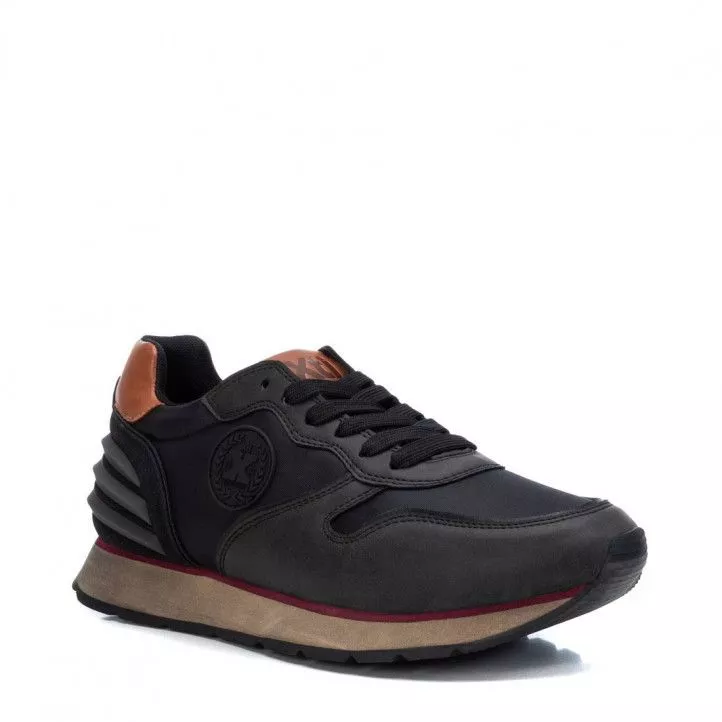 Zapatos sport Xti 043025 talón con textura y detalles marrones