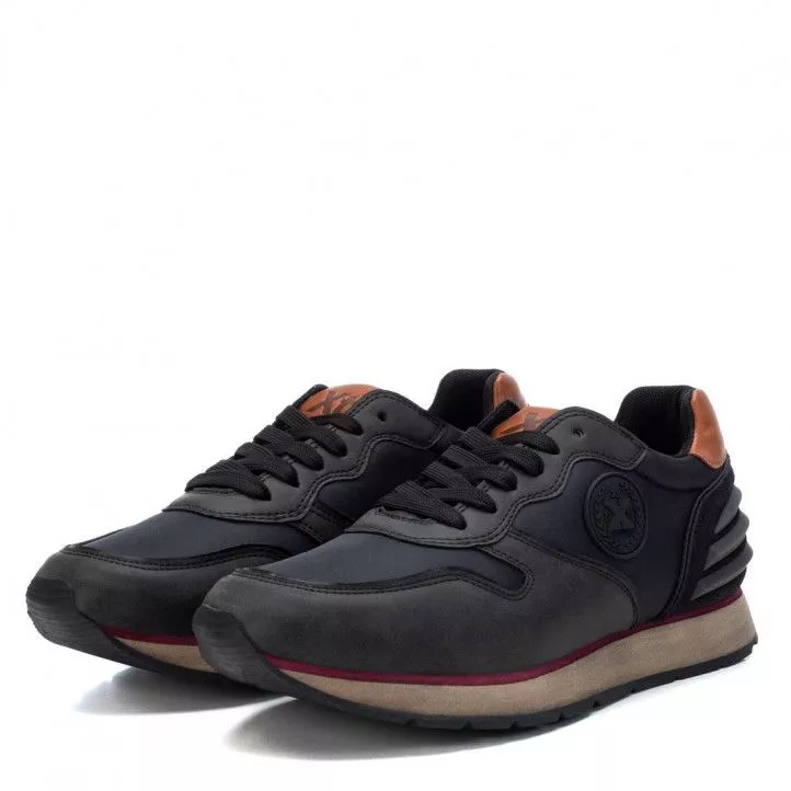 Zapatos sport Xti 043025 talón con textura y detalles marrones